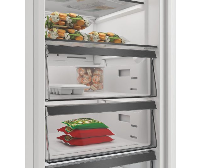 Whirlpool WHMFF 6312 W5E vriezer onderste lade met boter en voedselcontainers