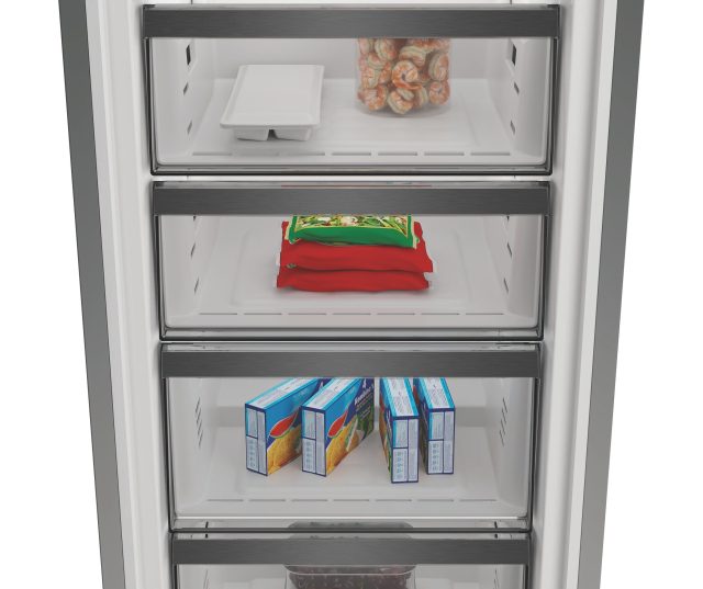 Whirlpool WHMFF 6312 W5E vriezer onderste vakken met bevroren producten en voedselboxen
