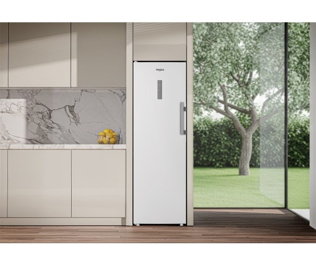 Whirlpool WHMFF 6312 W5E vriezer in moderne keuken tegen marmeren achterwand en granieten blad