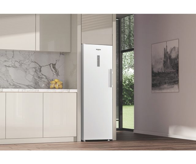 Whirlpool WHMFF 6312 W5E vriezer in keukenopstelling naast lichte kastjes en raampartij