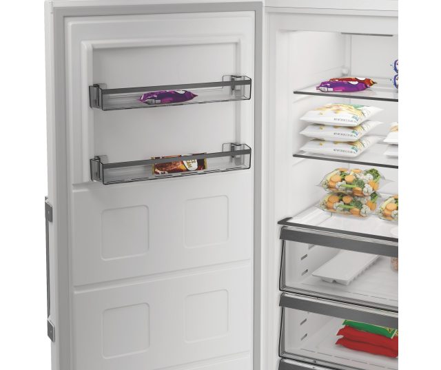 Whirlpool WHMFF 6312 W5E vriezer linkerdeur geopend met twee uitschuiflade-organizers met producten
