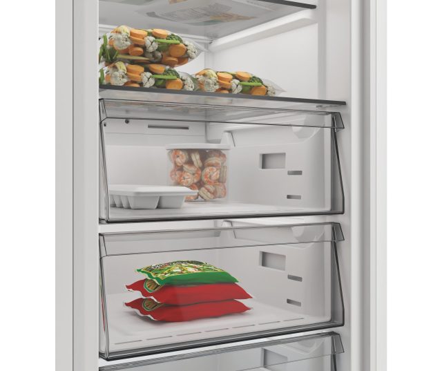Whirlpool WHMFF 6312 XP5E deurvakken detail linkerkant met flessen en pakken