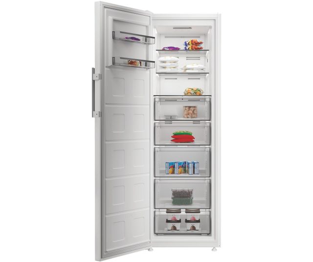Whirlpool WHMFF 6314 W6E vriezer geopend met voedsel in laden en bovenste stellingen
