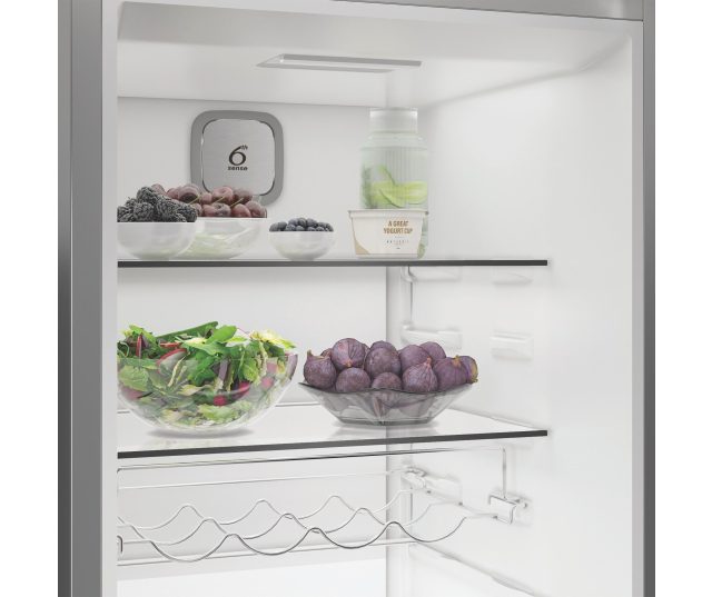 Whirlpool WHMLF 6442 XP4 koelkast bovenkant interieur, linkerzijde met schappen en fruit