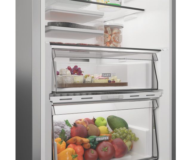 Whirlpool WHMLF 6442 XP4 onderste friszones detail met dairylade en crisperlade vol groenten