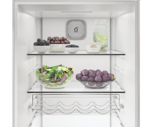Whirlpool WHMLF 6444 W6E koelkastinterieur met fruit en groenten op schappen