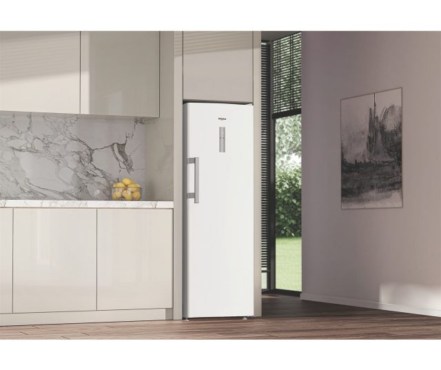 Whirlpool WHMLF 6444 W6E bovenkant koeling schappen met bessen en yoghurt