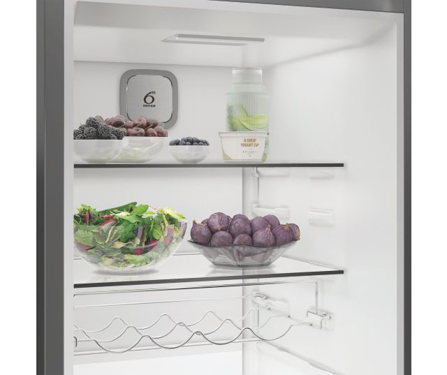 Whirlpool WHMLF 6444 XP6E koelkast bovensectie open met rekken en 6th sense sensor