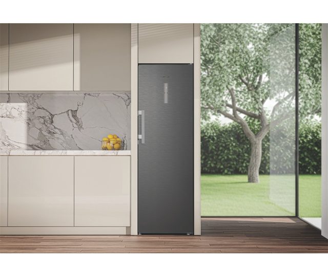 Whirlpool WHMLF 6444 XP6E koelkast in moderne keuken met marmer backsplash