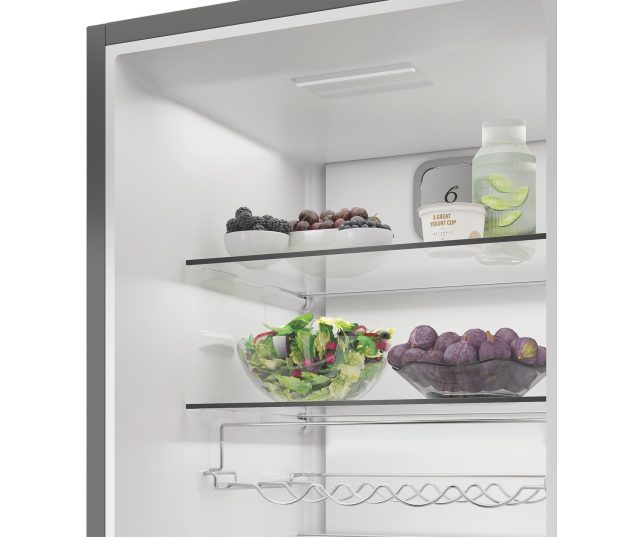 Whirlpool WHMLF 6444 XP6E koelkast bovensectie interieur zilverkleurige rekken vol voedsel