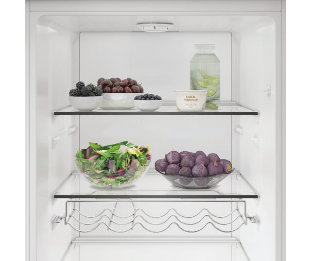 Whirlpool WHMLS 2411 W4E koelkast geopende deur bovensectie met glazen schappen en flessenrek