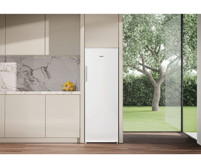 Whirlpool WHMLS 2411 W4E koelkast inbouw in moderne keukensituatie met marmeren achterwand