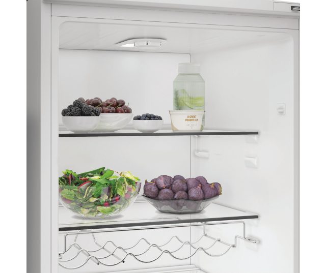 Whirlpool WHMLS 2411 W4E koelkast geopende deur bovensectie detailweergave glazen schappen