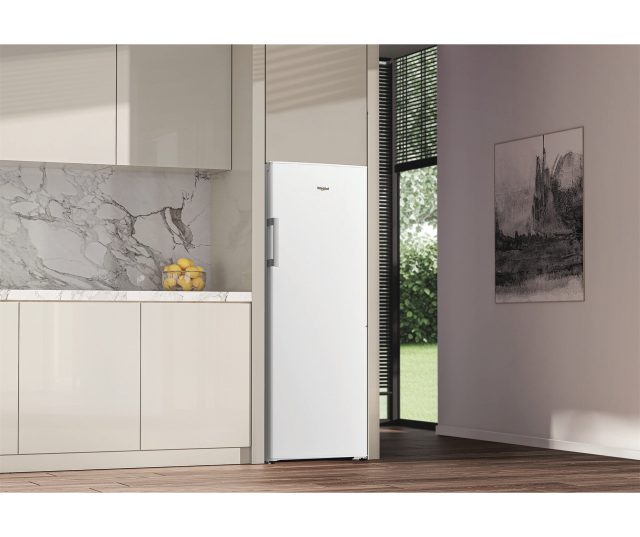 Whirlpool WHMLS 2411 W4E koelkast geopende deur bovensectie interieur met flessenrek en schappen