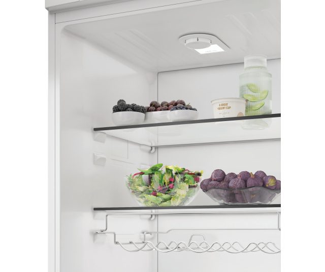 Whirlpool WHMLS 2411 W4E koelkast geopende deur volledig interieur met alle laden en schappen