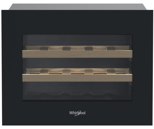 Whirlpool ingebouwde wijnkoelkast vooraanzicht met gesloten deur, zwart front met houten wijnrekken zichtbaar achter glas