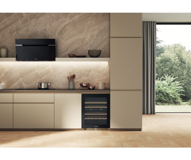 Whirlpool ingebouwde wijnkoelkast in moderne keuken onder werkblad geïntegreerd tussen lichte kastdeuren