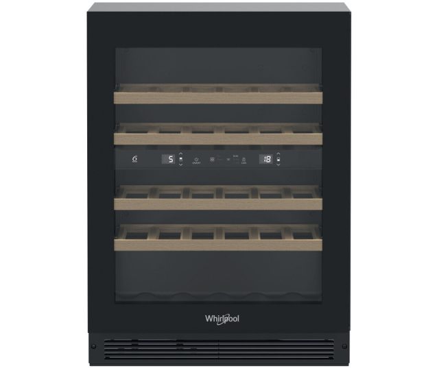 Whirlpool ingebouwde wijnkoelkast frontaanzicht gesloten deur met vier houten wijnrekken en digitale bediening