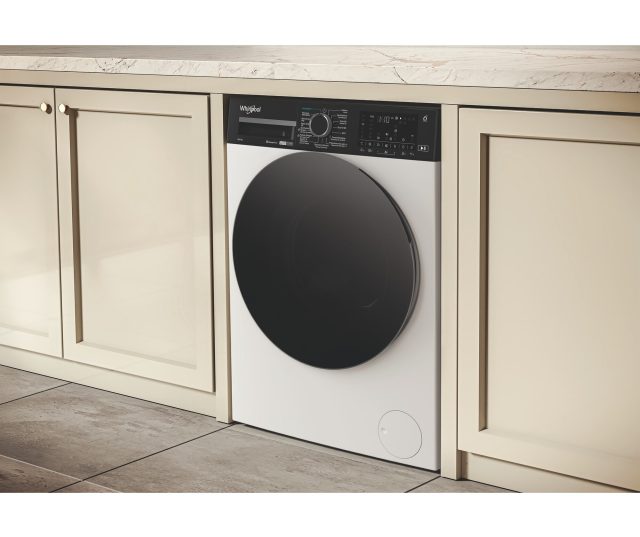 Whirlpool was/droogcombinatie geïnstalleerd tussen witte keukenkastjes in keukenhoek