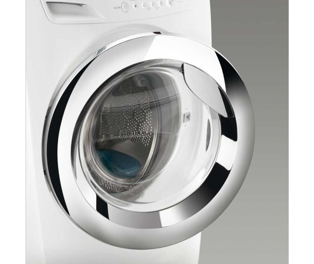 De Zanussi ZWF81463WH wasmachine is uitgevoerd met een degelijke chromen deur