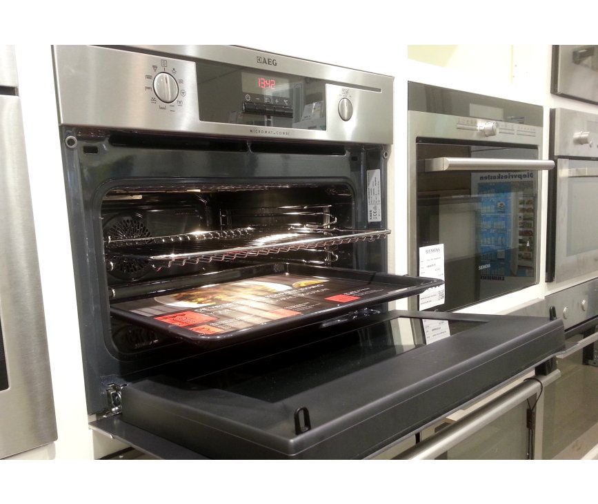 Foto van de KM4400021M oven met magnetron uitgevoerd met groot rooster en bakplaat