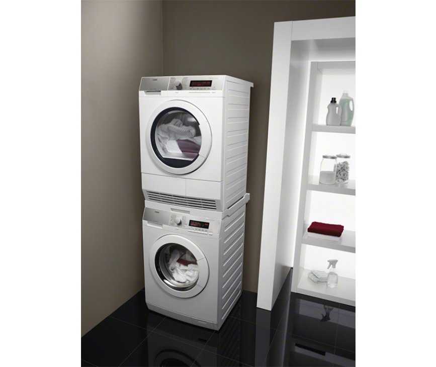 Zuil opstelling van de AEG wasmachine L87685FL met bijpassende warmtepomp droger