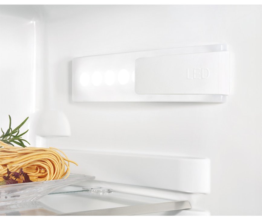 De Aeg S53620CTWF koelkast is uitgerust met heldere LED verlichting voor goed zicht in de koelkast