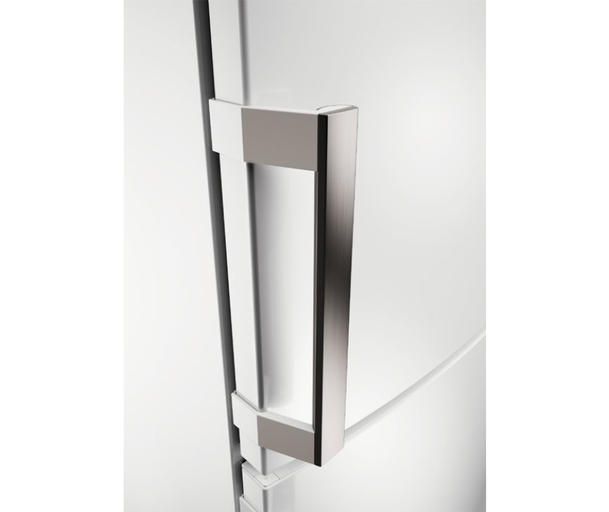 De Aeg S53620CTWF koelkast heeft rvs handgrepen, fraai design op een witte deur!