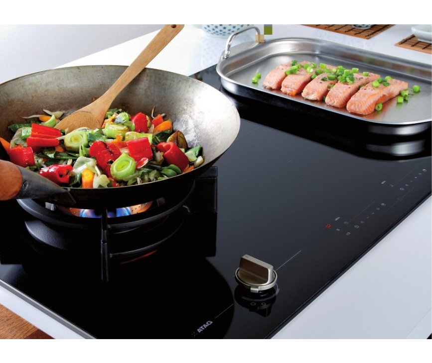 De ATAG kookplaat IG9571MBA is voorzien van 4 inductie kookzones en een wokbrander op gas 