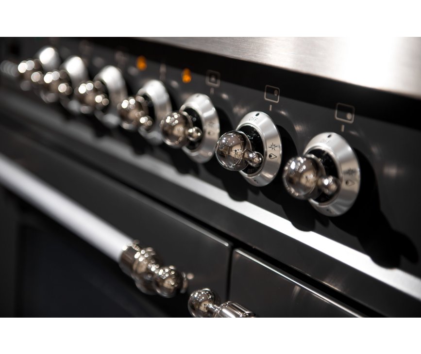 De Boretti VPN96ANDF heeft een fraaie Classico ovendeur met bijpassende knoppen, uitgevoerd in de kleur antraciet.