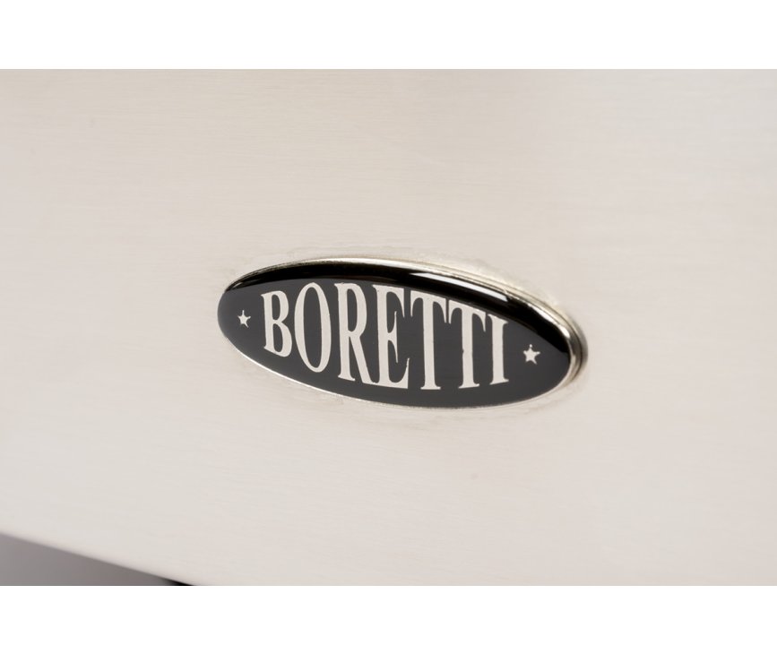 Het logo van Boretti, strak geplaatst op het VPNO96IX rvs fornuis