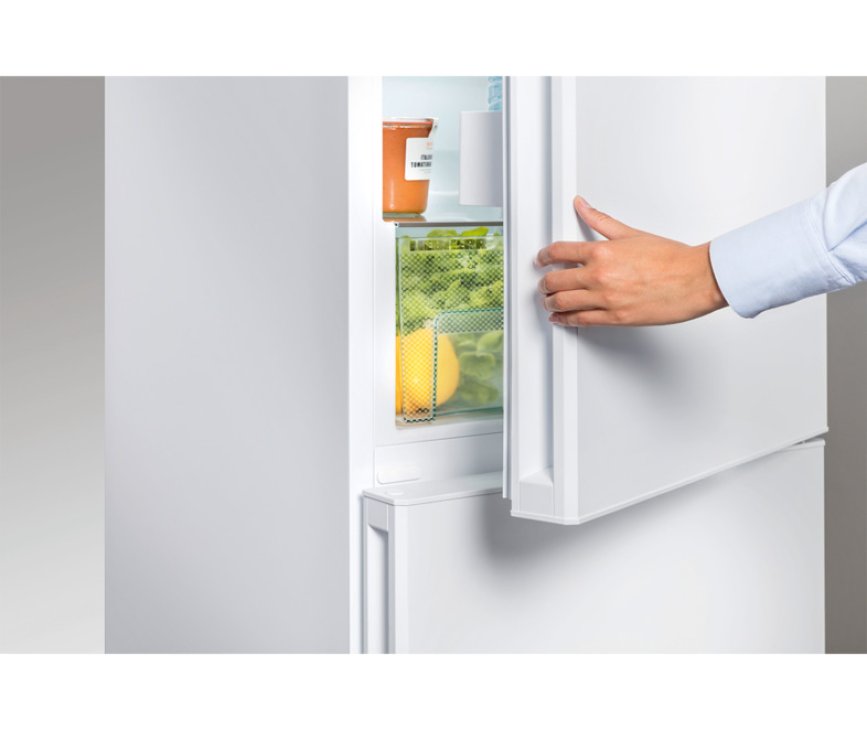 Handig en mooi: de greep van de Liebherr CNel4313 koelkast rvs-look is geïntegreerd in de deur
