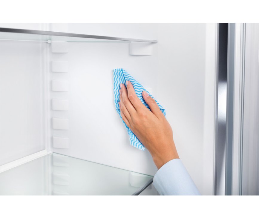De Liebherr CNP4313 koelkast is voorzien van easy clean wanden