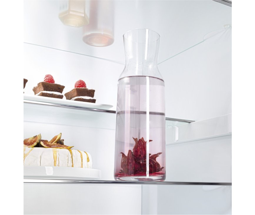 De Liebherr CTPfr2121 koelkast rood biedt veel ruimte aan eten en drinken