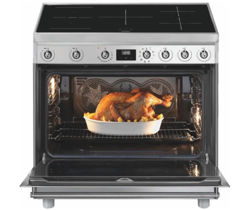 Praktisch is de ruime energiezuinige oven met dubbele ventilator voor het snel voorverwarmen