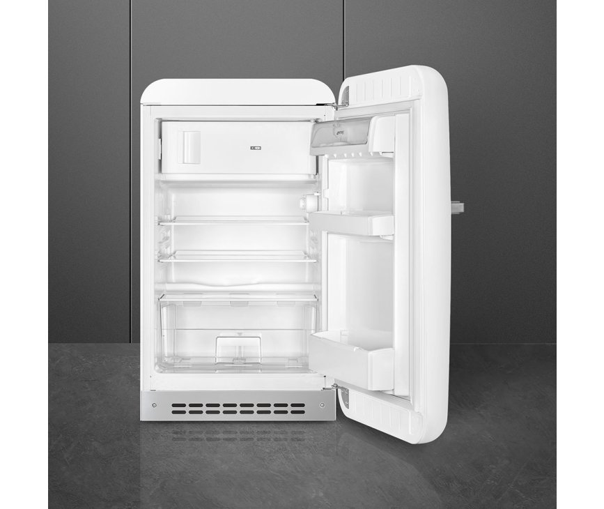 Het interieur van de Smeg FAB10RWH5 wit koelkast - rechtsdraaiend