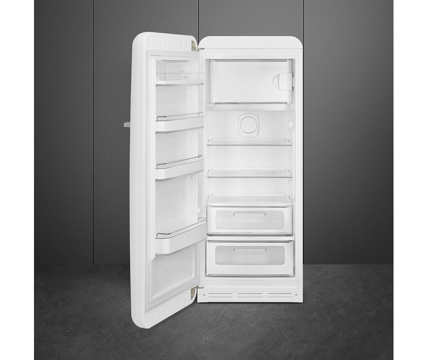 Het interieur van de Smeg FAB28LWH5 koelkast wit - linksdraaiend met deurvakken en glazen leggers