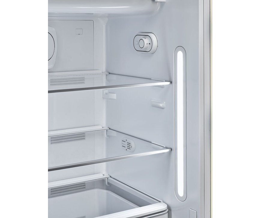 De Smeg FAB28RCR5 koelkast creme - rechtsdraaiend is voorzien van heldere LED verlichting door de hele koelkast