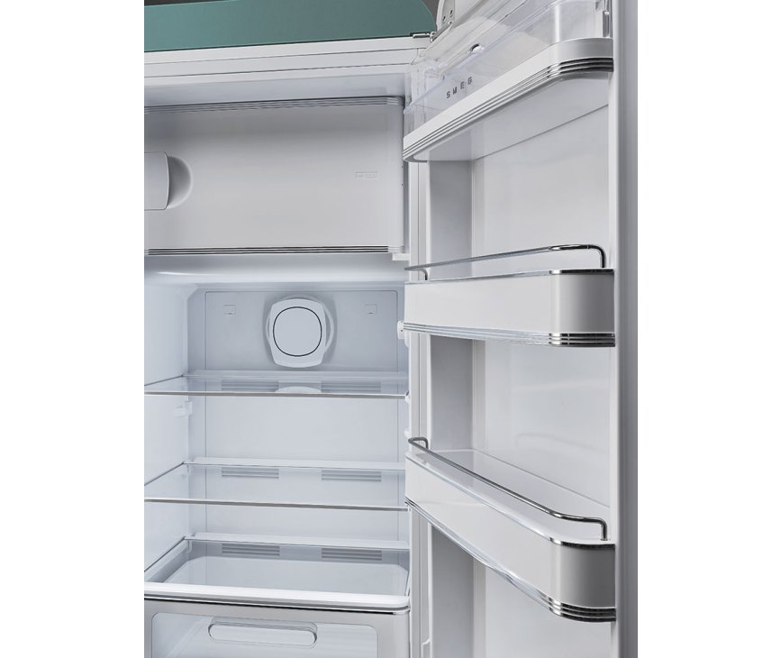 De ruime luxe afgewerkte deurbakken van de Smeg FAB28RDEG5 koelkast groen