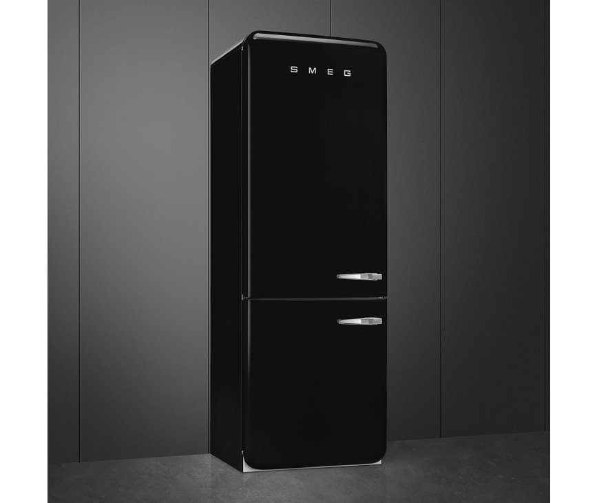 De Smeg FAB38LBL5 is een linksdraaiende koelkast uitgevoerd in retro jaren 50 design