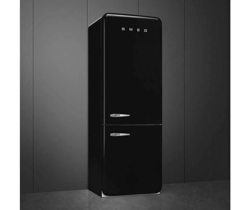 De Smeg FAB38RBL5 is een retro jaren 50 koelkast uitgevoerd met een energieklasse E label