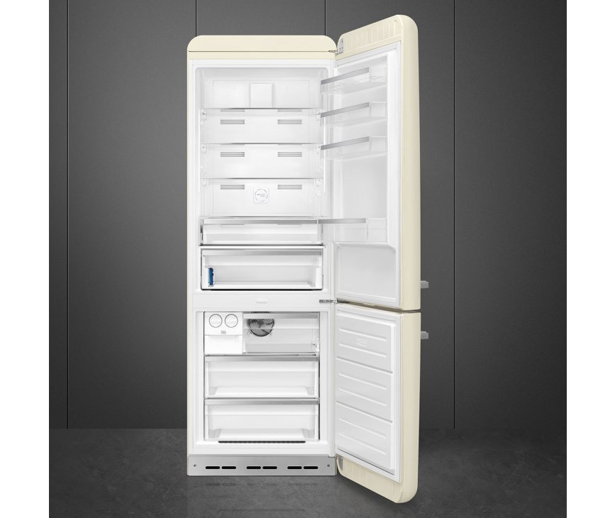 Foto van de binnenzijde van de Smeg FAB38RCR5 koelkast
