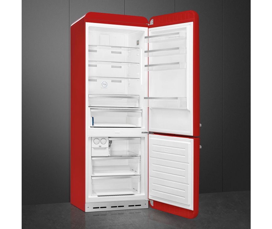 Foto van de binnenzijde van de Smeg FAB38RRD5 koelkast