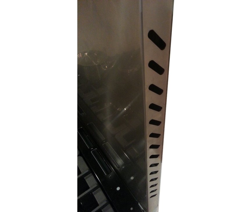 De Smeg KITC9X achterwand is 3,5 cm. dik 