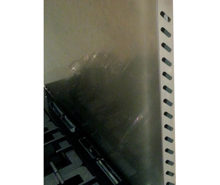 In de zijkant van de Smeg KITC9X achterwand roestvrijstaal heeft u te maken met sleuven voor het afvoeren van de warmte van de oven.