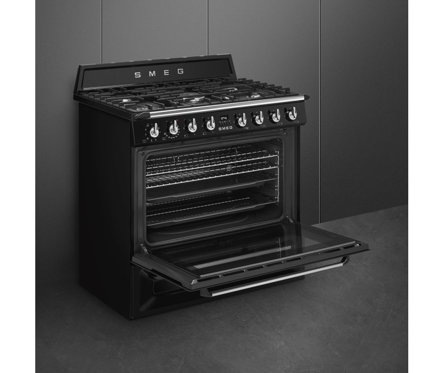 De Smeg TR90NNLK9 is uitgevoerd met een enkele oven met een inhoud van 119 liter.