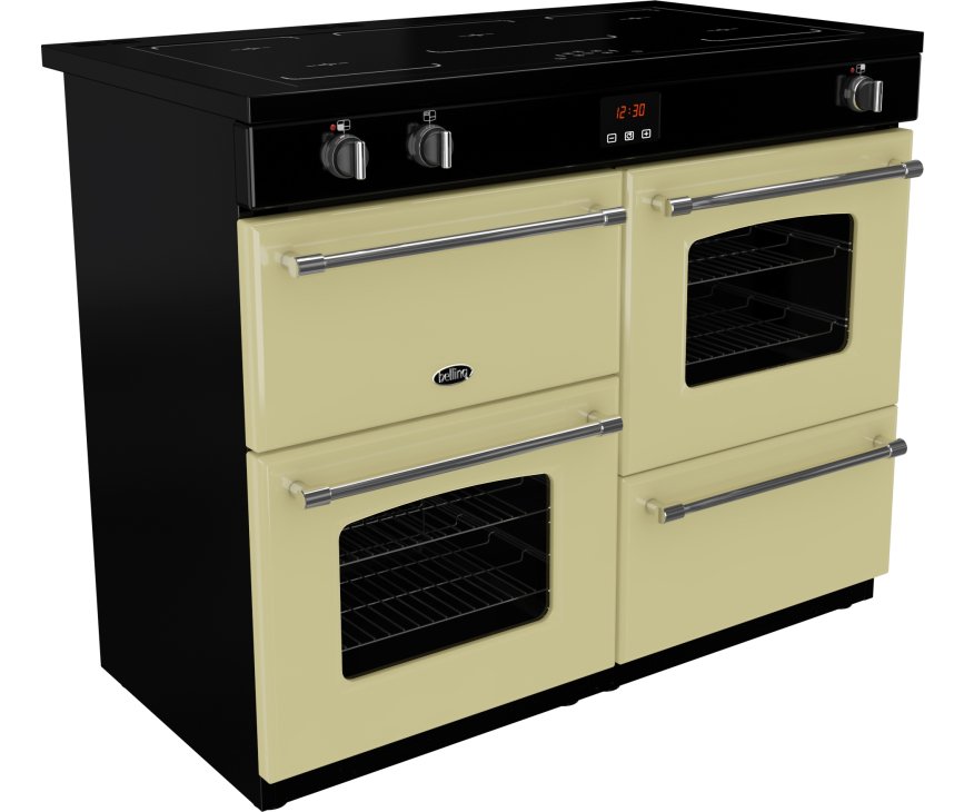 Praktisch zijn de drie verschillende soorten ovens en de opbergruimte rechtsonder.