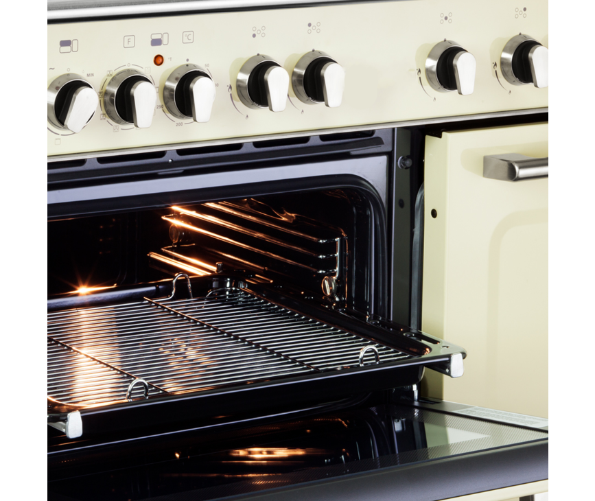 De oven linksboven is een speciale grill oven met een inhoud van 37 liter