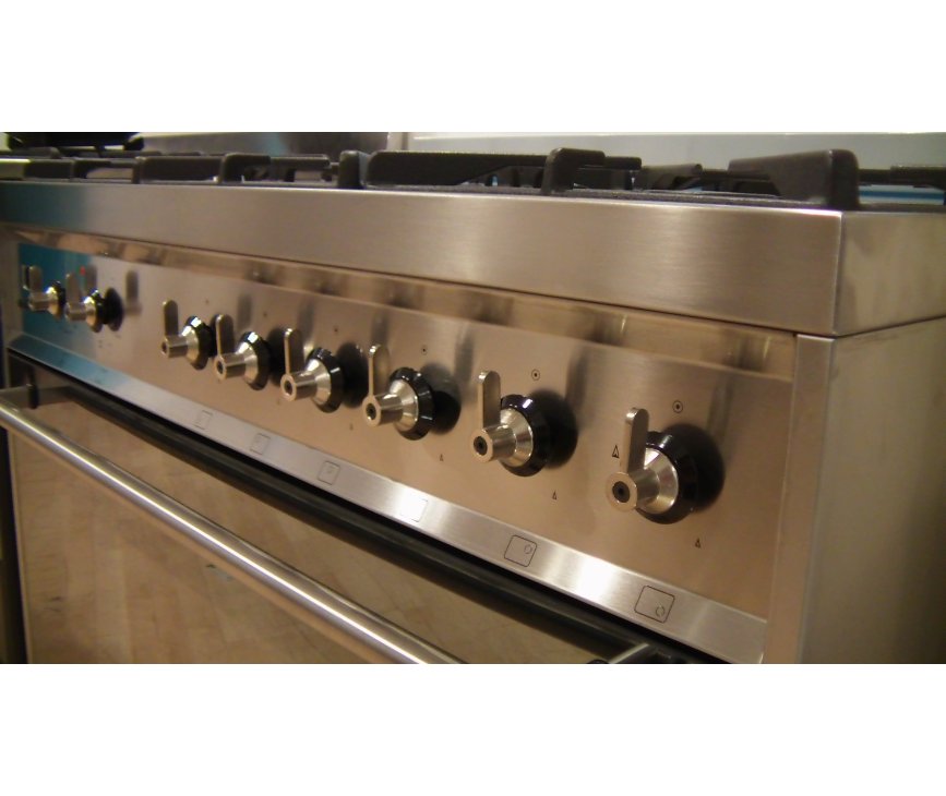 Het strakke design maakt de C9GMXNLB1 uitermate geschikt voor combinatie in de keuken