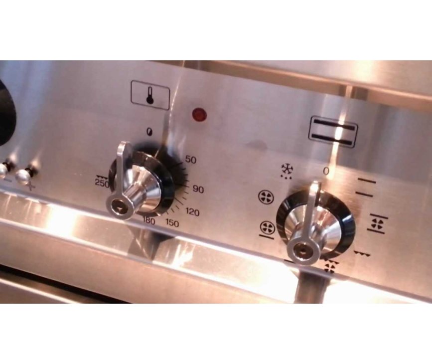 De oven van de Smeg CS19NL7 is multifunctioneel en beschikt over zeer veel verschillende oven functies